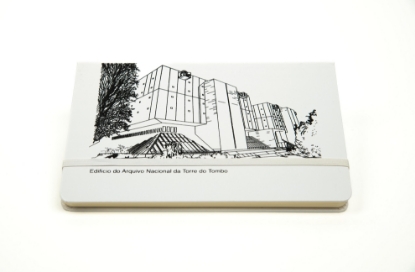 Imagem de Bloco de notas  com elástico de fecho - Imagem do Edifício do Arquivo Nacional da Torre do Tombo (fundo branco)